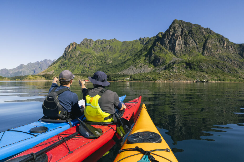 Kajakk på havet i Lofoten.