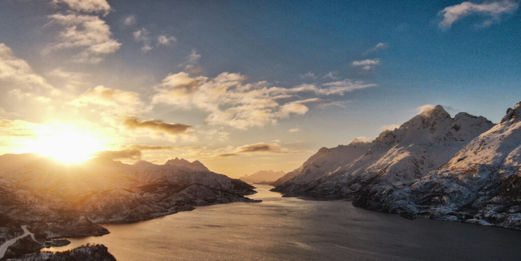 Raftsundet i Lofoten – en spektakulær fjordpassasje omgitt av bratte fjell og blått hav, med utsikt mot Trollfjorden.